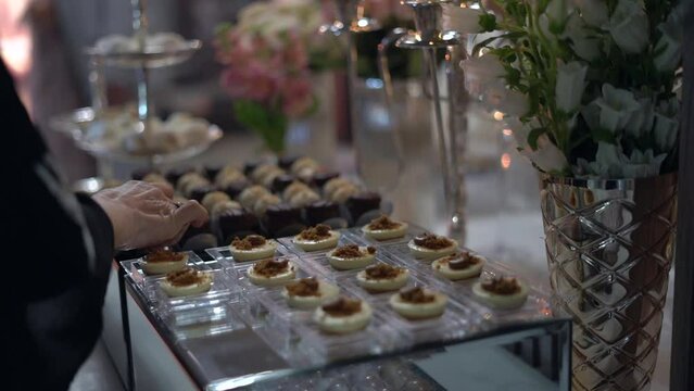 mesa de dulces surtidos en una decoraci&oacute;n de bodas