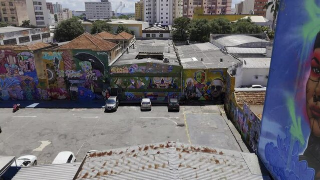 Drone flies to left in Beco da Codorna