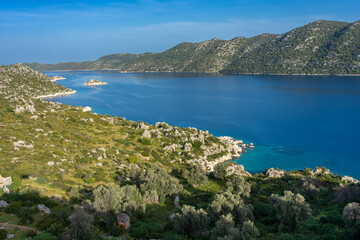 Obraz premium Ausflugsziel Türkei: die versunkene stadt bei Kekova, Ücagiz, Liman, archäologische Stätte im Meer - Blick von der Burg auf die Bucht und die Insel