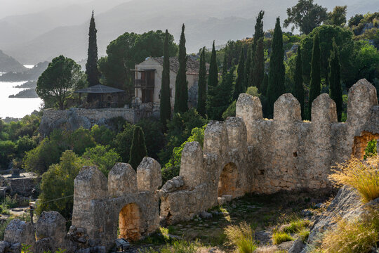Ausflugsziel T&uuml;rkei: die versunkene stadt bei Kekova, &Uuml;cagiz, Liman, Blick von der lykischen historischen Burg, Festung 
