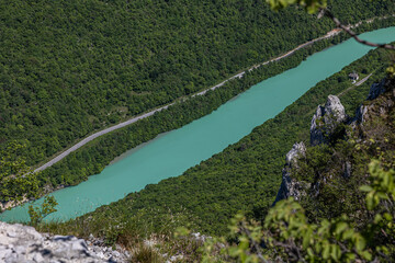 inquadratura in primo piano e dall'alto, del fiume Isonzo, con le sue acque color verde smeraldo,...