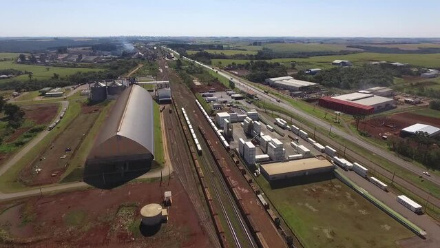 Imagem a&eacute;rea gravada com drone que mostra os vag&otilde;es de trem sendo carregados no porto seco, em Cascavel Paran&aacute;. Imagem a&eacute;rea da ferrovia conhecida como Ferroeste. 
.