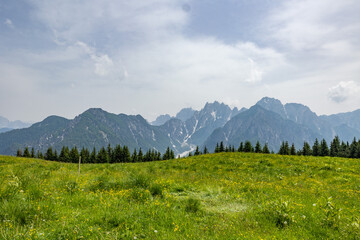 ampia visuale panoramica che mostra un ambiente naturale di montagna nel nord est Italia, visto da...