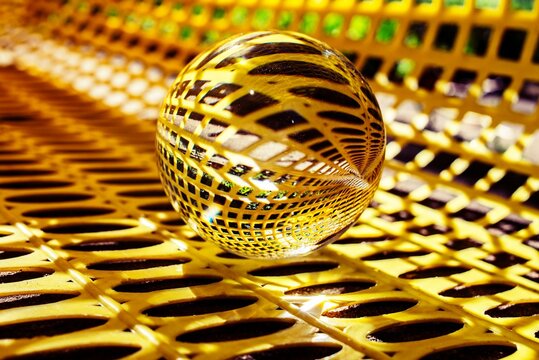 Bola de cristal con reflejos de enrejado amarillo