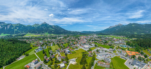 Die Region um die Marktgemeinde Reutte im Tiroler Außerfern im Luftbild