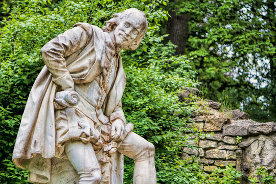 weimar, deutschland - denkmal von william shakespeare im stadtpark