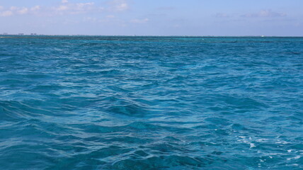 Obraz premium Pristine crystal clear turquoise blue sea water of th Caribbean Atlantic ocean flowing with waves 