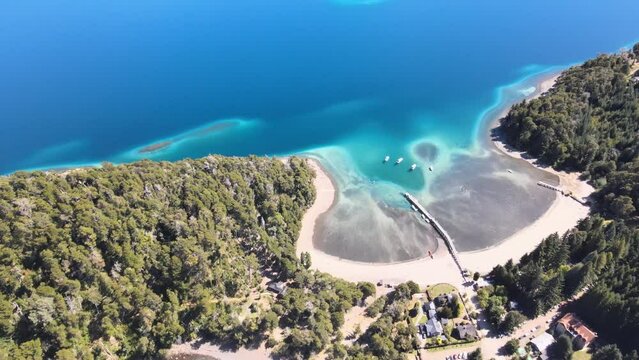 Sobrevolando Bah&iacute;a Mansa, Lago Nahuel Huapi, Villa La Angostura, Neuqu&eacute;n, Patagonia, Argentina