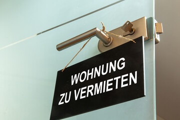 Schild mit der Aufschrift WOHNUNG ZU VERMIETEN an einer Tür (Symbolbild)