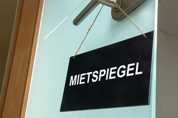 Schild mit der Aufschrift MIETSPIEGEL an einer Tür (Symbolbild)