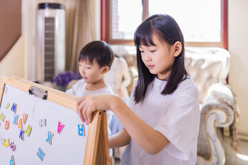 Obraz premium A brother and sister playing a game in the living room