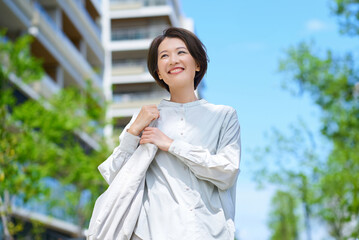 ショッピングバッグを持って街を歩く女性