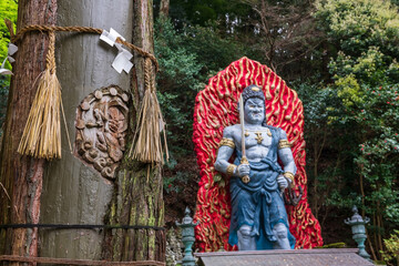 Kaminari sculpture on trunk and Fudou Myouou at Nanzoin temple