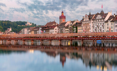 Obraz premium Evening view of Chapel Bridge with floral adornments in Lucerne, Switzerland