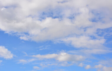 Obraz premium a blue sky with clouds and a blue sky 