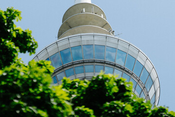 Besondere Perspektive auf den Funkturm in Mannheim
