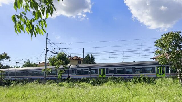 treno in transito, train moving 