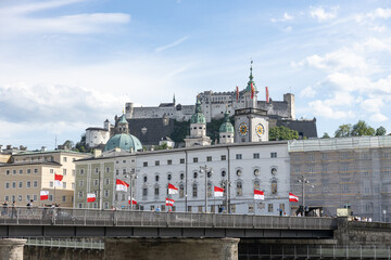 Fototapeta premium Staatsbrücke mit Altstadt und Festung Hohensalzburg in Salzburg