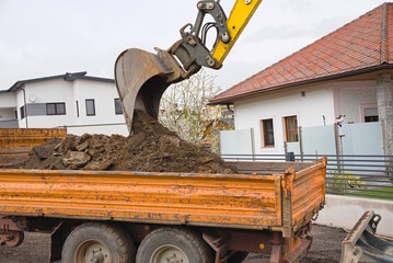 Baggerungen und LKW auf Baustelle - Nahaufnahme