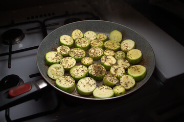 Braten von Zucchini