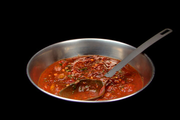 Zucchini mit Knoblauch in Tomatensoße