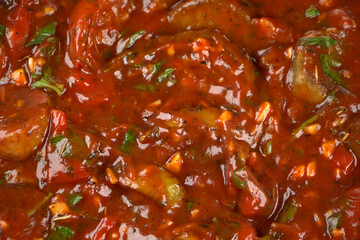 Zucchini mit Knoblauch in Tomatensoße