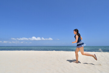 ビーチで走る女の子（フィリピン、パンダノン島）