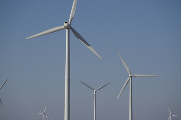 Fototapeta premium Energía eólica, el viento crea energía limpia