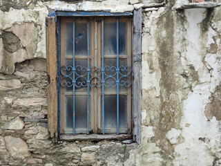 Verfallene Hausfassade mit marodem Fenster, Rhodos