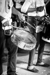 Joueur de caisse claire d'un groupe à pied, carnaval de la Martinique