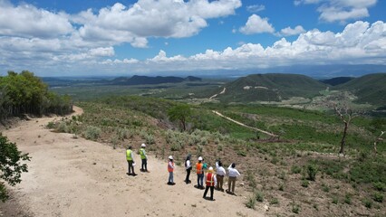 Obraz premium Engineers watching lands for renewable energy development 