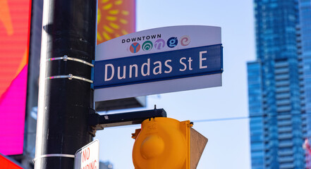 Naklejka premium Dundas street sign in the downtown area of Toronto - TORONTO, CANADA NORTH AMERICA - APRIL 18, 2024