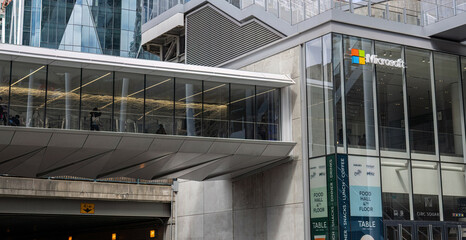 Obraz premium Microsoft Office building in the city of Toronto - TORONTO, CANADA NORTH AMERICA - APRIL 18, 2024
