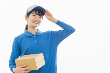 段ボールを持つ配達員の女性（配達・軽貨物ドライバー・宅配・配達員・宅急便）
