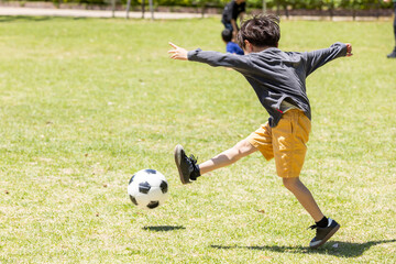 公園でサッカーをする子ども　children playing soccer in the park