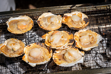 網で焼かれるホタテ　Scallops grilled on a grill