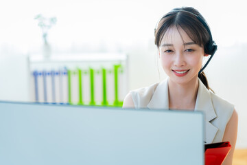 オフィスで働く女性のオペレーター