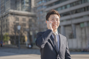 笑顔で通話するビジネスマン