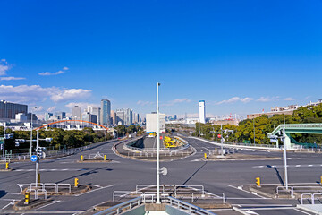 六叉路の交差点と青空