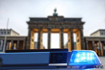 Ein Streifenwagen mit Blaulicht vor dem Brandenburger Tor in Berlin
