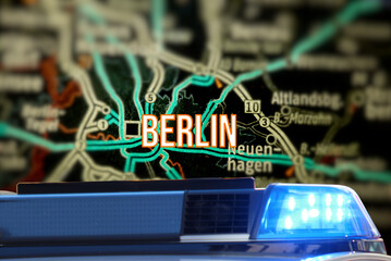 Ein Streifenwagen mit Blaulicht und die Straßen von Berlin
