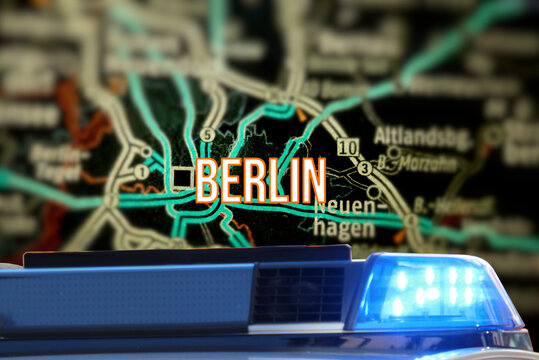 Ein Streifenwagen mit Blaulicht und die Stra&szlig;en von Berlin