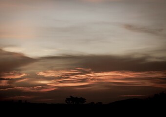 Obraz premium paisaje hora naranja atardever