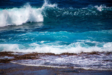 奄美、サンゴ礁に打ち寄せる波