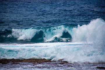 奄美、サンゴ礁に打ち寄せる波