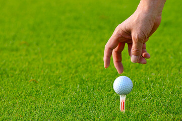 ティーに乗せたゴルフボール