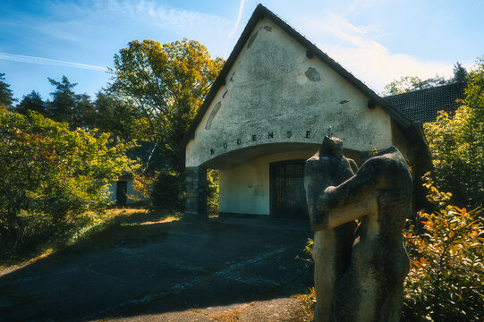 Villa Bogensee vom NS - Propagandaminister Joseph Goebbels in Wandlitz -  Abandoned - Lostplace - Verlassener Ort - Beatiful Decay - Verlassener Ort - Urbex / Urbexing - Lost Place - Artwork 