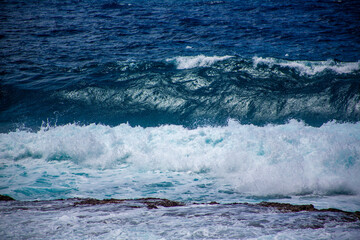 奄美, サンゴ礁に打ち寄せる波、