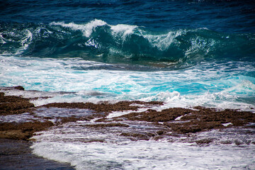 奄美, サンゴ礁に打ち寄せる波、