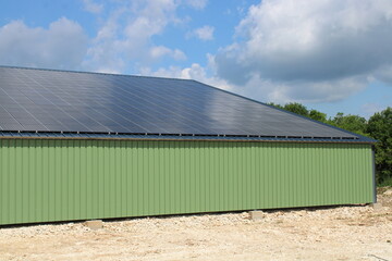 Panneaux solaires sur hangar agricole